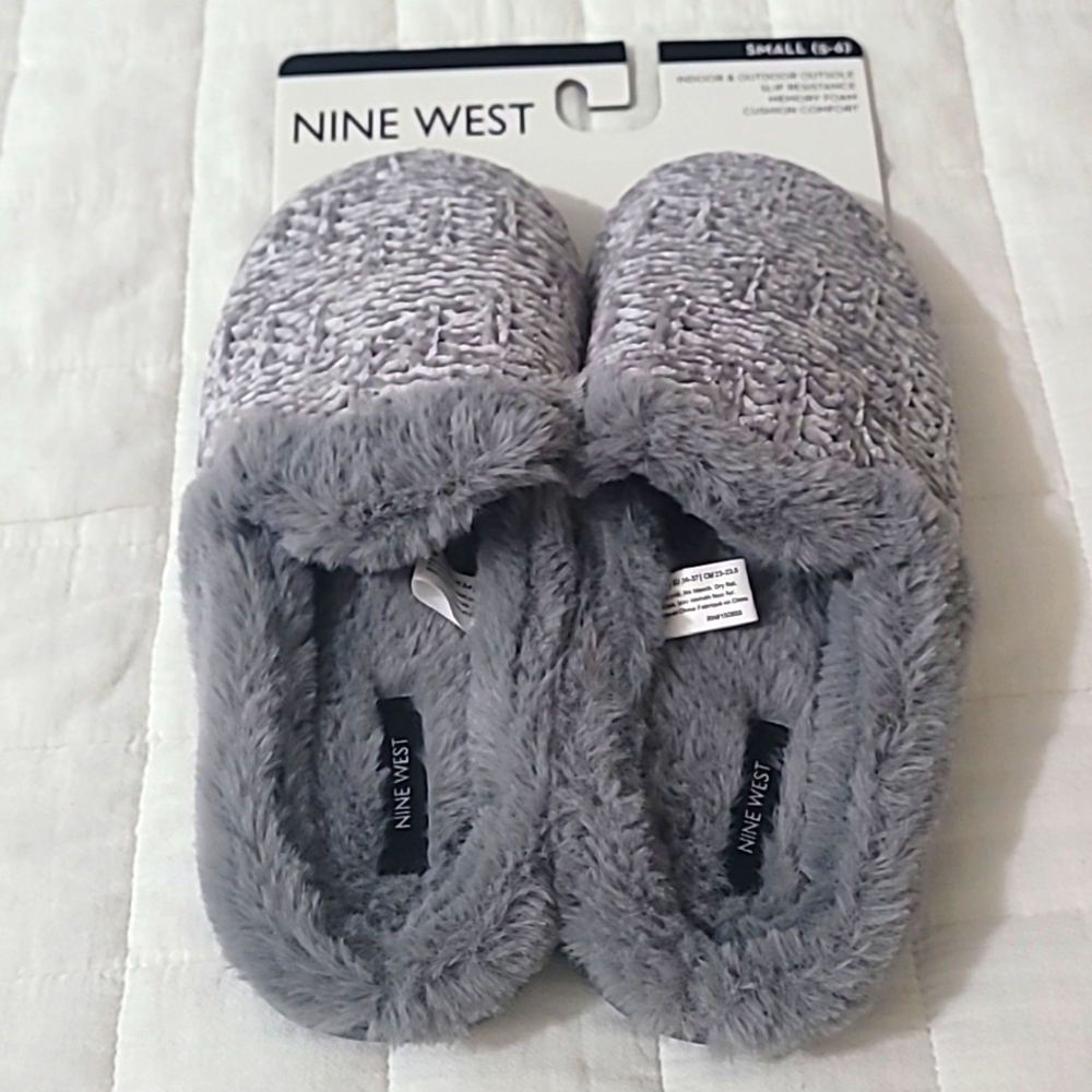Nine West ladies slipper size small.